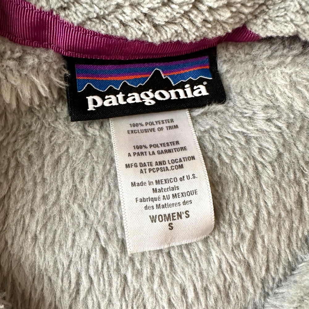 Grey Patagonia quarter button fleece with purple accents. Size S - Picture 3 of 4